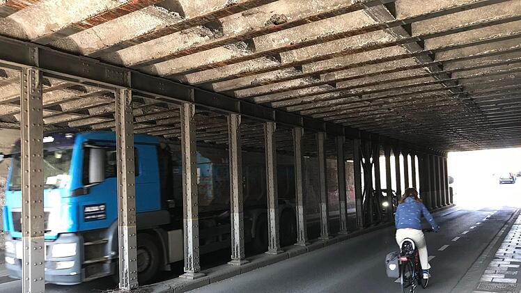Eine von sechs Bahnunterführungen, die beim Bahnausbau erneuert werden müssen, ist die Memmelsdorfer Straße - ein Relikt aus den Anfangstagen des Autoverkehrs.  Foto: M. Wehner