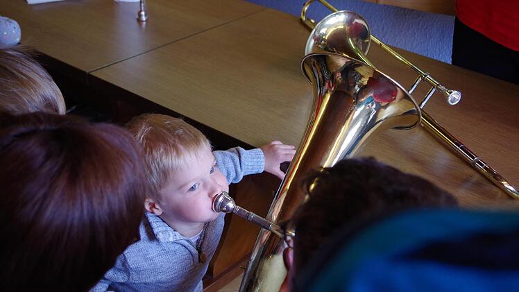 Der dreijährige Jona entlockte dem Tenorhorn sogar schon einen Ton.