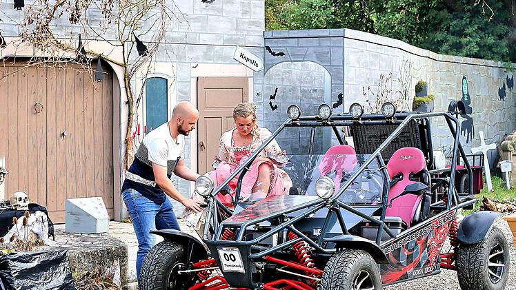 Polizist Willi Turteltaub (Thomas Denner) prescht mit seiner Anämia  (Franziska Schneider) mit einem James-Bond-Auto von dannen. Foto: Dieter  Britz