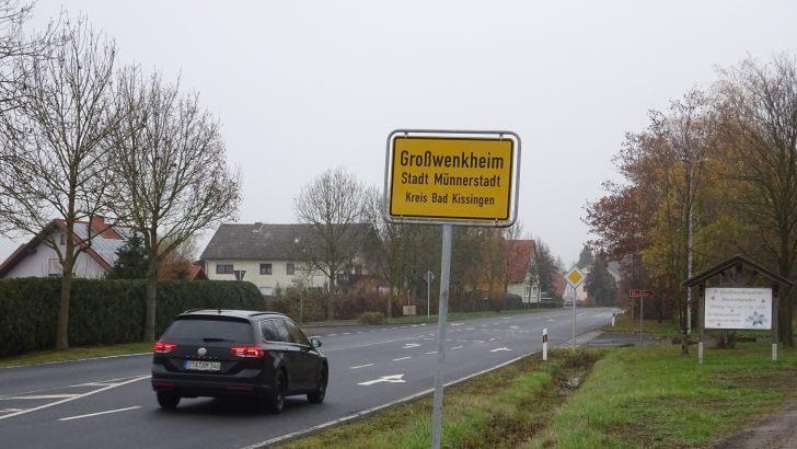 Die breite Straße aus Richtung Kleinwenkheim verführt zum schnellen Fahren durch den Ort. Foto: Anton Then