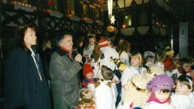 Am 21.12.1997 scharte Mike Wuttke bei einem Engeltreffen die kleinen Lichtgestalten um sich. Foto Hans Grün