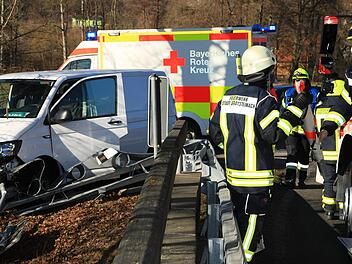 Der Kleintransporter wurde bei dem Unfall völlig demoliert, der 35-jährige Fahrer blieb unverletzt, obwohl er nicht angeschnallt war.