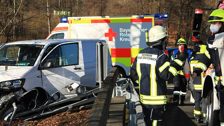 Der Kleintransporter wurde bei dem Unfall völlig demoliert, der 35-jährige Fahrer blieb unverletzt, obwohl er nicht angeschnallt war.