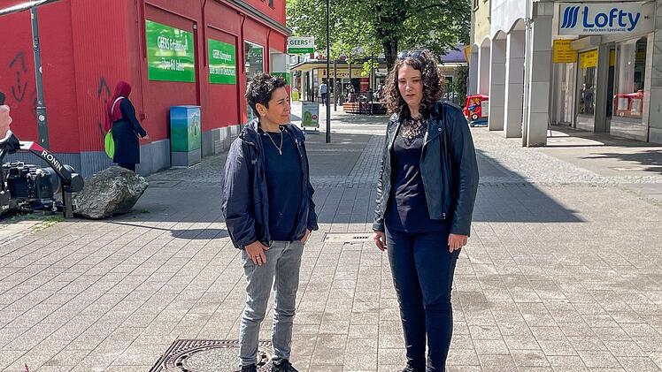 Dunja Hayali (links) begleitet in ihrem Film auch Lea, die 2024 beim Messerangriff in Solingen schwer verletzt wurde.
