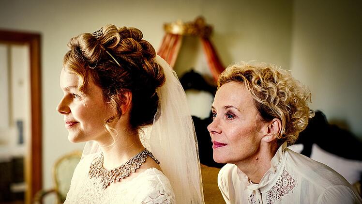 Katja Riemann (rechts) schl&uuml;pft f&uuml;r die Doku in die Rolle einer Hausdame und erkl&auml;rt, wie wichtig eine standesgem&auml;&szlig;e Hochzeit im deutschen Adel noch heute ist.
