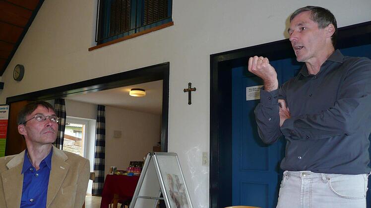 Pfarrer Bernd Grosser (rechts) und der Maler Gerhard Rießbeck stellten sich beim "Kunstgespräch" der Christusgemeinde und deren Vorstellung, wie das Kunstwerk in der Kirche aussehen könnte. Foto: Sabine Meißner