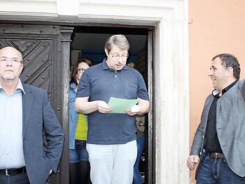 Enttäuschung bei Hermann Wehr (links), Jubel bei Armin Luther (rechts), als Wahlleiter Johannes Steinbrecher das Ergebnis der Stichwahl in Burghaslach verkündet.  Foto: sw