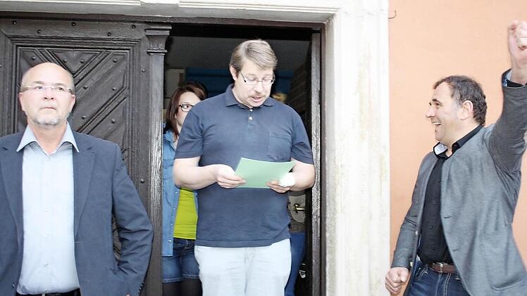Enttäuschung bei Hermann Wehr (links), Jubel bei Armin Luther (rechts), als Wahlleiter Johannes Steinbrecher das Ergebnis der Stichwahl in Burghaslach verkündet.  Foto: sw