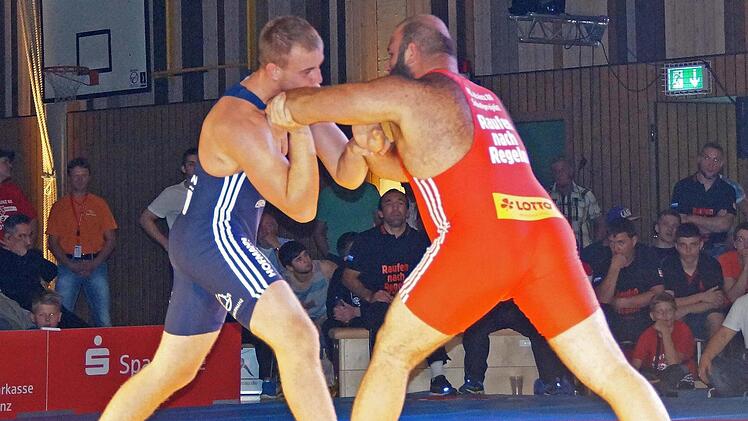 Der Lichtenfelser Schwergewichtler Romas Fridrikas (links) verlor gegen den deutlich schwereren Mainzer Ismail Güzel auf Schultern. Foto: Heiko Scherer