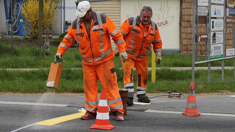 Bei der Markierung des provisorischen Kreisels ist Handarbeit gefragt. Foto: Werner Vogel