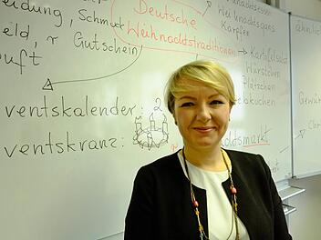 Daria Semlali vermittelt Flüchtlingen deutsche Weihnachtstraditionen in Nürnberg Foto: Nikolas Pelke