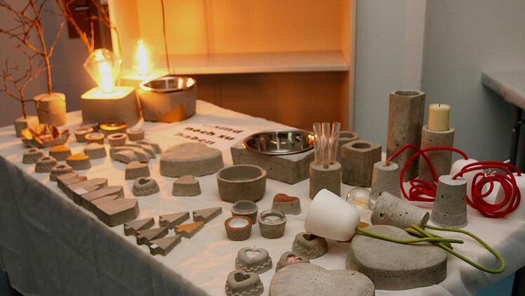 Mit diesen Produkten aus Beton, von Kerzenständern bis hin zu Lampen, ist die Schülerfirma derzeit im Markt unterwegs.