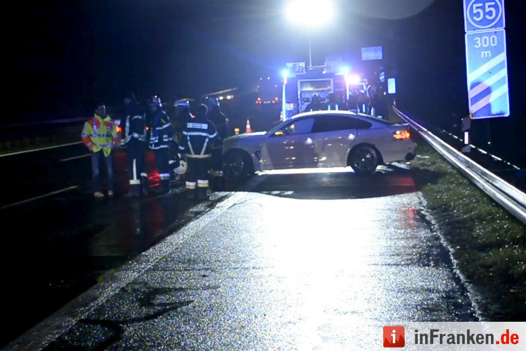 Unangepasste Geschwindigkeit bei Graupelschauer: Vier Personen verletzt, eine davon lebensgefährlich - Drei Fahrzeuge an schwerem Glätteunfall beteiligt - 47-Jähriger verliert Kontrolle über BMW, prallt mehrfach in Leitplanke und touchiert anderes Fahrzeug - Weiterer Autofahrer fuhr offenbar auf und flüchtete
