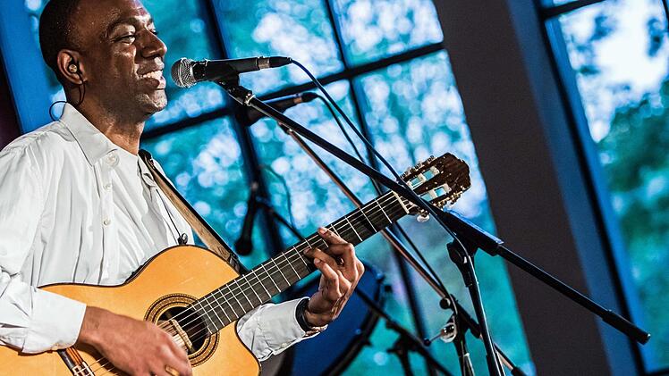 Zum Saison-Ausklang der Reihe "Cultur im Contakt"beeindruckte Nando Oliveira das Coburger Publium. Foto: Jochen Berger