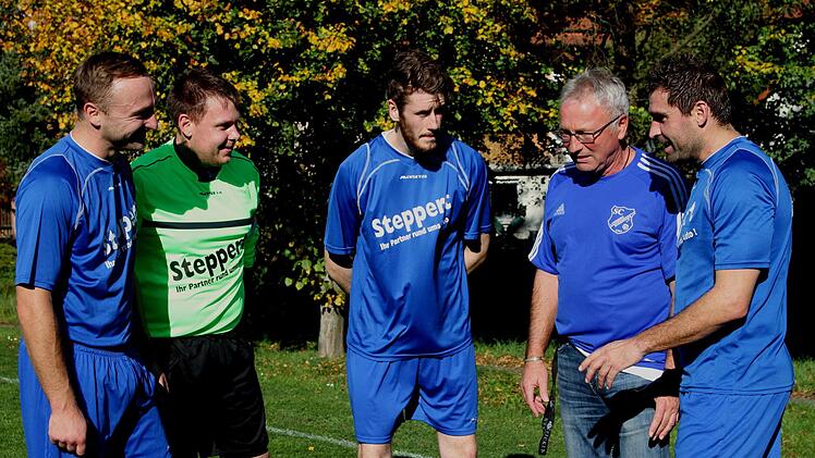 Der neue Lußberger Trainer Manfred Backert (rechts) und Spielleiter Hans-Jürgen Schnitzer (von rechts) geben ihren Mannschaftsstützen noch die letzten taktischen Anweisungen mit auf den Weg; von links Matthias Fischer, gleichzeitig SC-Vorstand, Kapitän Michael Hümmer und Neuzugang Sebastian Will.