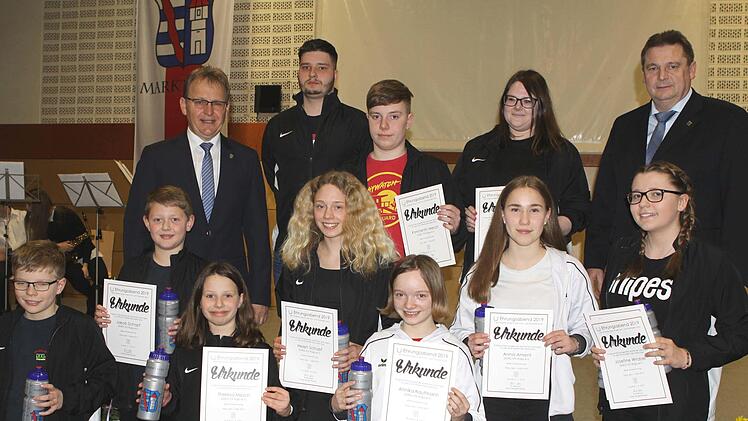 Diese Einzelsportler wurden vom Markt Küps beim Ehrungsabend ausgezeichnet. Mit im Bild Bürgermeister Bernd Rebhan (links).Michael Wunder