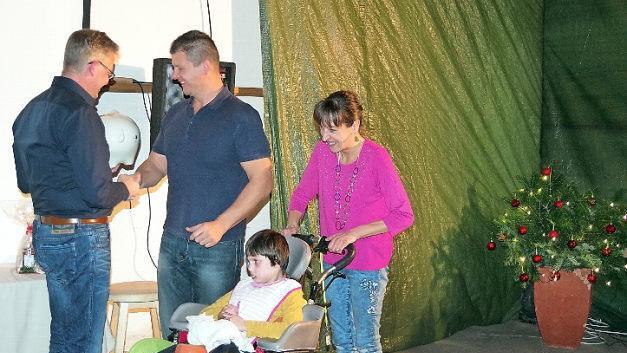 OGV-Vorsitzender Matthias Fischer (von links) überreichte das Sparschwein mit der Spende von 872 Euro an Alexander und Alexandra Braun für ihre Tochter Antonia.  Foto: Heike Schülein