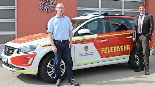 &Uuml;ber die k&uuml;nftige Zusammenarbeit freuen sich Kreisbrandrat Oliver Flake (links) und AOK-Direktor Klaus Knorr.