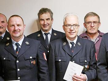 Für 40-jährige Mitgliedschaft im Feuerwehrverein wurden geehrt (von links): Roland Wiegand, Hubert Schmitt, Ralph Martin, Eberhard Schuhmann, Burkard Beck, Thomas Schneider, Benno Schmitt und Jürgen Vogler.
