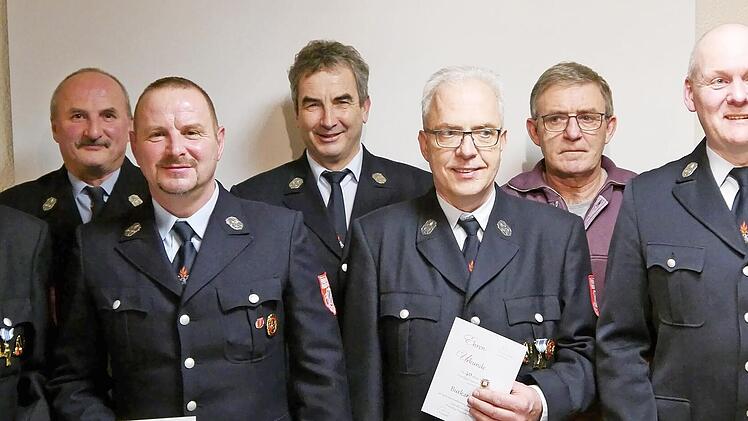 Für 40-jährige Mitgliedschaft im Feuerwehrverein wurden geehrt (von links): Roland Wiegand, Hubert Schmitt, Ralph Martin, Eberhard Schuhmann, Burkard Beck, Thomas Schneider, Benno Schmitt und Jürgen Vogler.