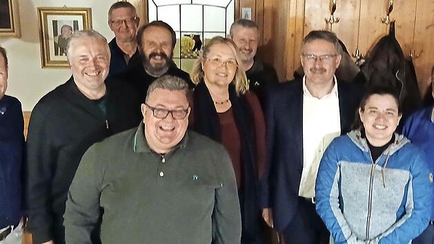 Nach der Neuwahl beim CSU-Ortsverband Waischenfeld, im Bild von links: Beisitzer Tobias Stenglein, Stellvertretender Vorsitzender Alfred Görl, Kassierer Heinrich Richter, Ehrenvorsitzender Fritz Klaus, Stadtrat Uwe Dressel, FU-Vorsitzende Brigitte...