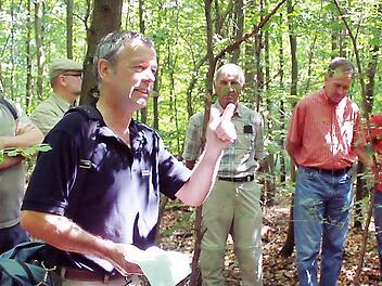 Wolfgang Gnannt (mit erhobenem Zeigefinger) und Bernhard Schmitt (links) erklärten im Sommer den Rechtlern an verschiedenen Stellen das forstliche Gefüge in "ihrem" Wald. Archivfoto: Katharina Gerstenkorn