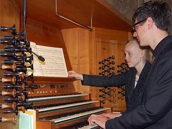 Organist Manuel Höppner wurde unterstützt von Registrantin Tabea Thiel. Fotos: Andreas Welz