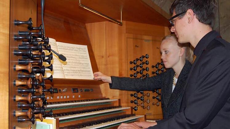 Organist Manuel Höppner wurde unterstützt von Registrantin Tabea Thiel. Fotos: Andreas Welz