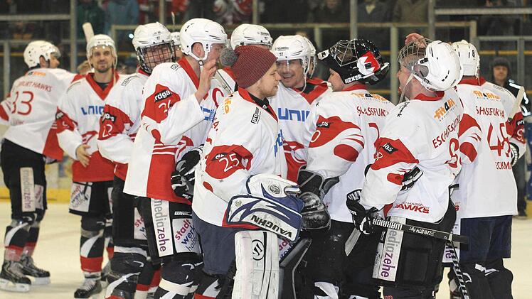 Strahlende "Hawks"-Gesichter nach dem letzten Penalty. Der knappe 4:3-Erfolg im Derby gegen Höchstadt wurde ausgiebig gefeiert.