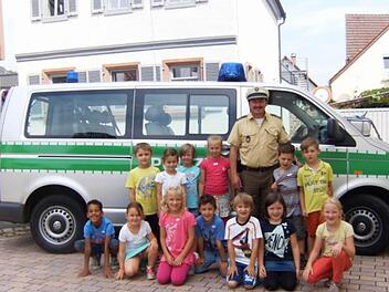 Die Kinder waren begeistert über den Besuch von Hubert Koch, Verkehrserzieher der Polizeiinspektion Hammelburg. Foto: Renate Kröckel