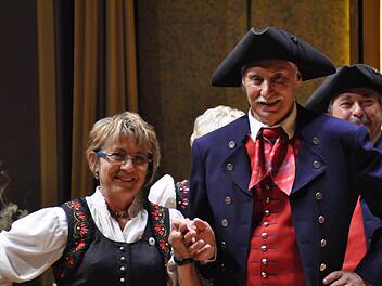Sie wissen, wie man so richtig "schwoft"- die Volkstanzgruppe Fuchsstadt.  Foto: Peter Klopf