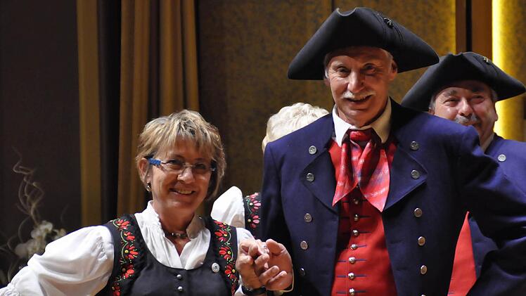 Sie wissen, wie man so richtig "schwoft"- die Volkstanzgruppe Fuchsstadt.  Foto: Peter Klopf