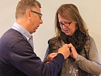 Nach 33 Jahren, in denen sie die VHS-Arbeit in der Stadt geprägt hat, wurde Irmgard Ruhhammer mit viel Lob und Auszeichnungen bedacht. Zum Jahreswechsel geht sie in den Ruhestand. Bezirksvorsitzender Klaus Schemmerling würdigte ihre Arbeit.  Foto: Helmut Will