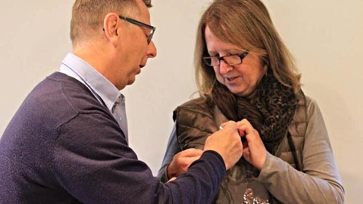 Nach 33 Jahren, in denen sie die VHS-Arbeit in der Stadt geprägt hat, wurde Irmgard Ruhhammer mit viel Lob und Auszeichnungen bedacht. Zum Jahreswechsel geht sie in den Ruhestand. Bezirksvorsitzender Klaus Schemmerling würdigte ihre Arbeit.  Foto: Helmut Will