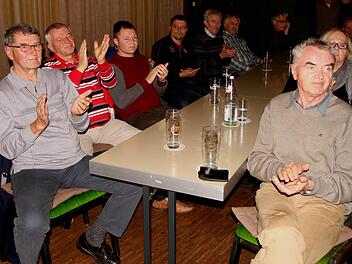 Unter den Zuhörern befanden sich auch die Männer der Familie Sarkanitsch. Sie zollten dem Redner Anerkennung für seinen Vortrag über die politische Entwicklung in der Ukraine.  Foto: Günther Geiling