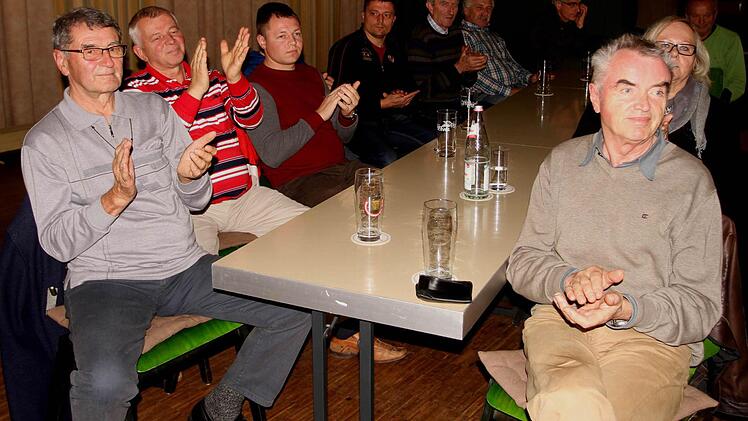 Unter den Zuhörern befanden sich auch die Männer der Familie Sarkanitsch. Sie zollten dem Redner Anerkennung für seinen Vortrag über die politische Entwicklung in der Ukraine.  Foto: Günther Geiling