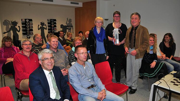 Einen interessanten und humorvollen Abend bereitete Mélanie Richet ihren Zuhörern mit ihrem zweisprachigen Vortrag über die französische Kultur im Bibliotheks- und Informationszentrum (BIZ) in Haßfurt. Unser Bild zeigt einige der Zuhörer sowie (stehend von links) die Leiterin des BIZ, Annelie Ebert, Mélanie Richet und Kurt Sieber, Vorsitzender des Freundeskreises Haßberge- Tricastin.