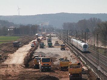 Das Maintal als Großbaustelle: So sah die ICE-Baustelle bei Unterleiterbach in den vergangenen Monaten aus. Der Bau der Hochgeschwindigkeitsstrecke prägte das Leben in der Gemeinde Zapfendorf das ganze Jahr 2015 hindurch. Foto: Matthias Einwag