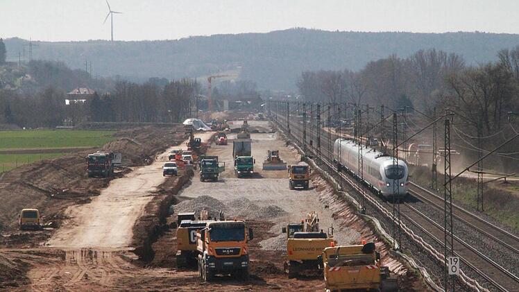 Das Maintal als Großbaustelle: So sah die ICE-Baustelle bei Unterleiterbach in den vergangenen Monaten aus. Der Bau der Hochgeschwindigkeitsstrecke prägte das Leben in der Gemeinde Zapfendorf das ganze Jahr 2015 hindurch. Foto: Matthias Einwag