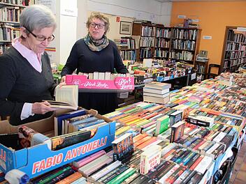Das Bücher-Paradies der Awo in der Bamberger Straße 5 muss schließen, denn das Katharinen-Spital wird zur Jahresmitte abgerissen. Unser Bild zeigt zwei Helferinnen aus dem siebenköpfigen Bücher-Team: Inge Haller (links) und Carola Weiß. Foto: Ekkehard Roepert