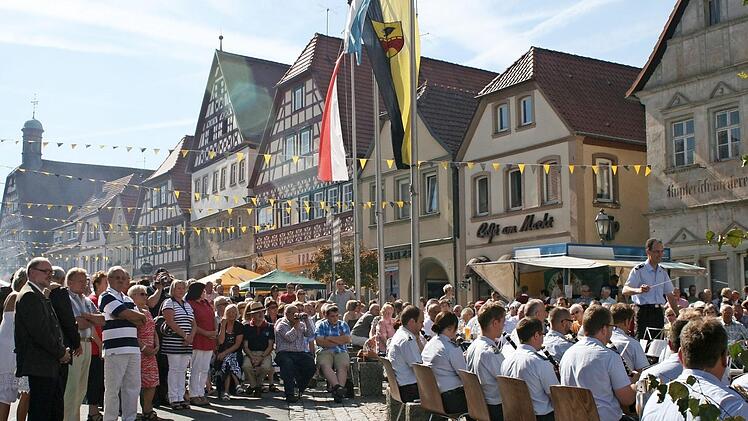 Vor fünf Jahren fand der letzte "Tag der Vereine" statt und lockte ungezählte Besucher auf den Eberner Marktplatz. Schmissige Musik darf bei solch einem Anlass natürlich nicht fehlen. Foto: Janina Reuter