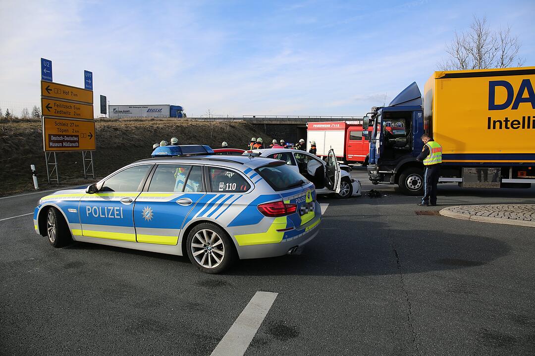 Hof:Unfall auf der A72 mit mehreren Fahrzeugen und Verletzten