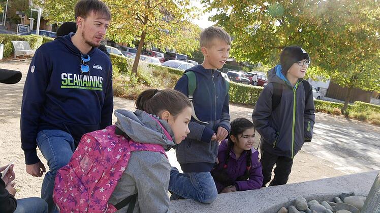 Paula zeichnet und alle betrachten sich diesen Brunnen zum ersten Mal  so intensiv.      Foto: Manja von Nida