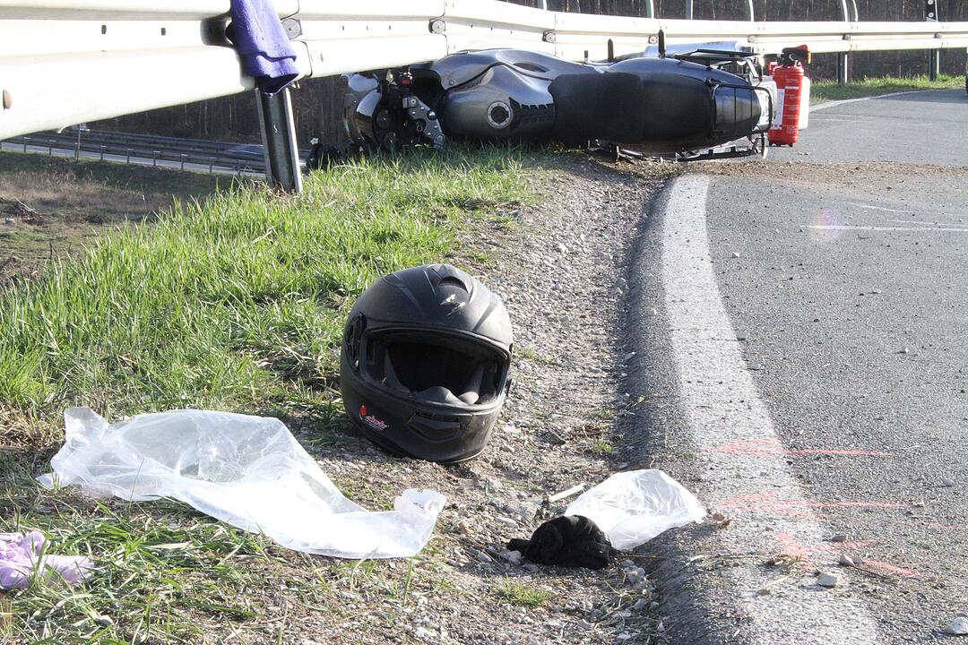 Schwerer Unfall bei Heßdorf: Motorradfahrer lebensgefährlich verletzt