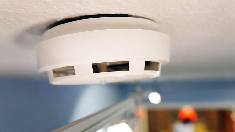 Die Feuerwehr r&uuml;ckte im oberfr&auml;nkischen Coburg zu einem Einsatz aus. Grund war ein Rauchmelder. Symbolbild: Martin Gerten/dpa