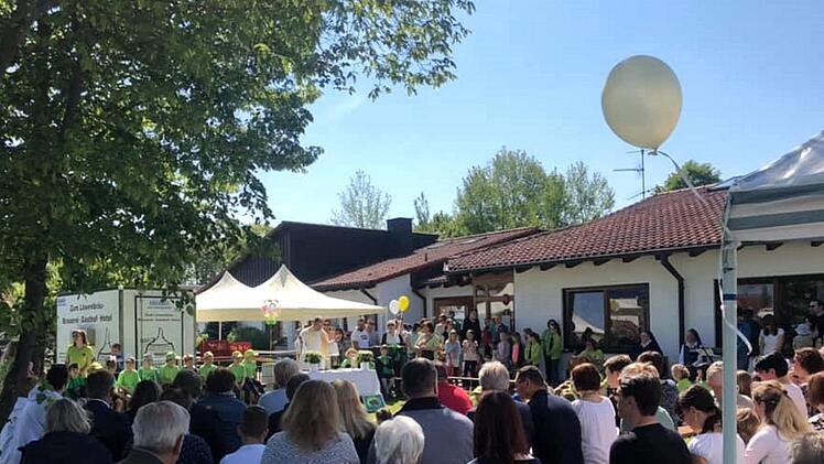 Der Dankgottesdienst mit Pfarrer Johannes Saffer, Schwester Teresa sowie Schwester Claudia war sehr gut besucht.  Fotos: Richard Sänger