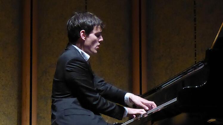 Der 24-jährige Österreicher Aaron Pilsan (im Bild) sprang kurzfristig für Pianist Shai Wosner beim Kissinger Sommer ein.Gerhild Ahnert