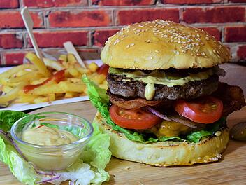 Vor allem Fleischprodukte und Fast Food enthalten größere Mengen an Phosphat.