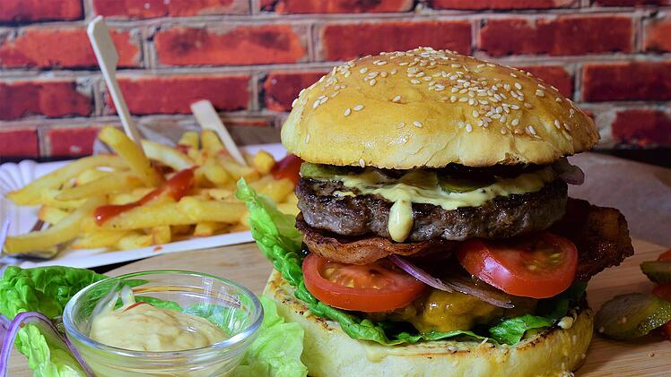 Vor allem Fleischprodukte und Fast Food enthalten größere Mengen an Phosphat.