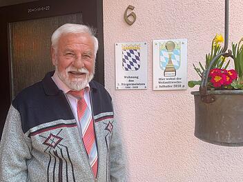 Eugen Albert feiert am 30. März seinen 75. Geburtstag. Der Altbürgermeister und bekennende Fußballfan hat seinen Humor behalten. Foto: Thomas Malz